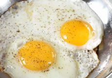 你完全可以用不锈钢锅煮鸡蛋